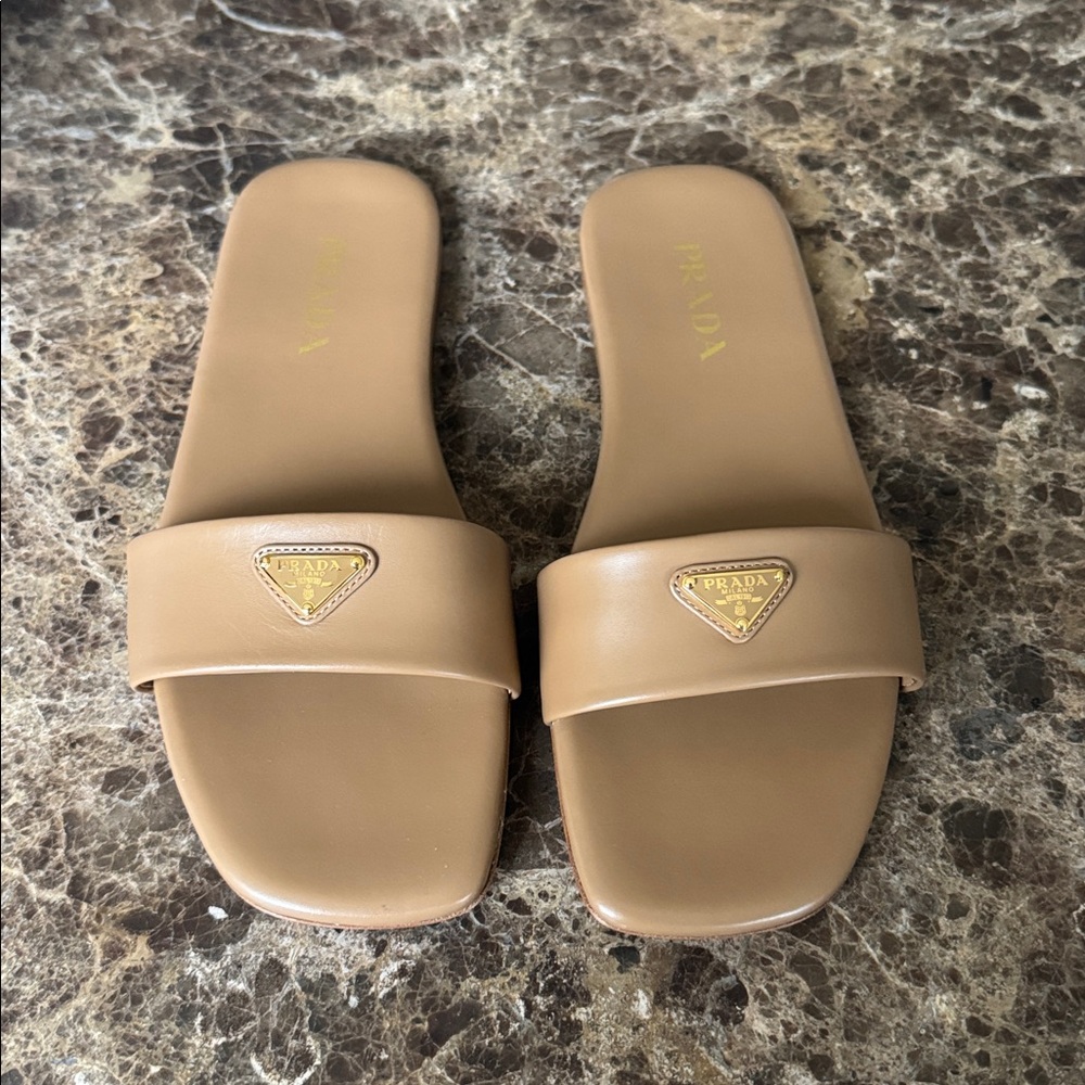 Prada ciabatte slides sandals flats camel beige leather tan gold logo sz 39.5